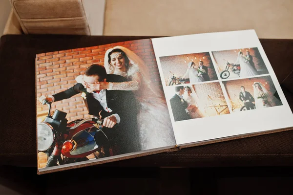 Az esküvői könyv vagy album oldalak megnyitása. — Stock Fotó