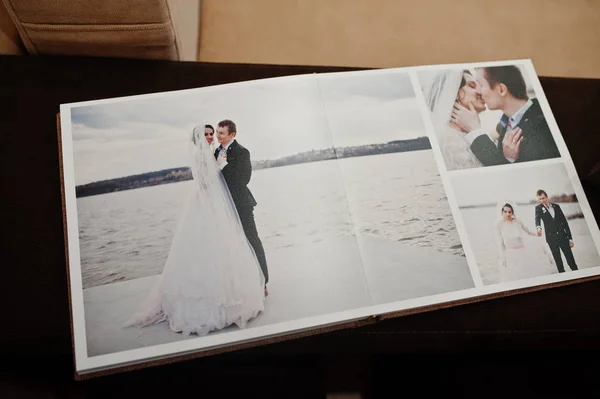 Páginas abertas de livro de casamento ou álbum . — Fotografia de Stock