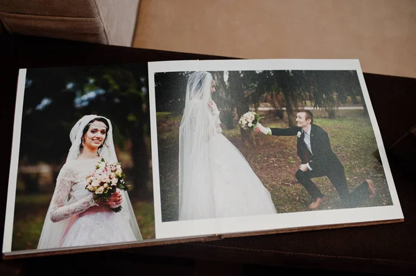 Ouvrir les pages du livre ou de l'album de mariage . — Photo