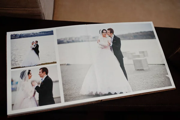 Abrir páginas de libro de bodas o álbum . — Foto de Stock