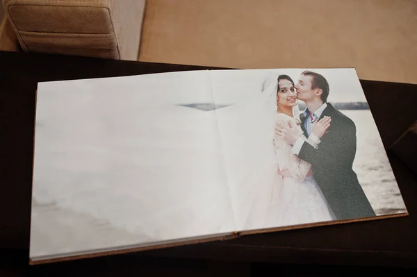 Páginas abertas de livro de casamento ou álbum . — Fotografia de Stock