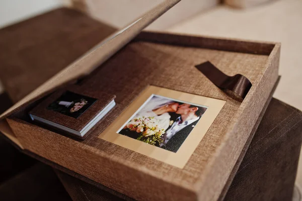 Livro ou álbum de fotos de casamento têxtil marrom . — Fotografia de Stock