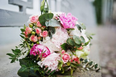 Kaldırımda güzel gül buket düğün.