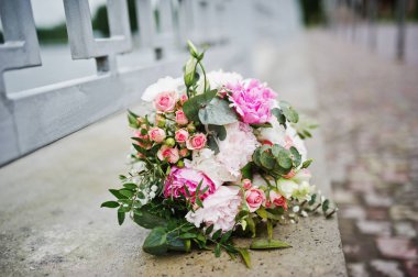 Kaldırımda güzel gül buket düğün.