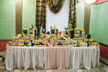 Düğün lezzetli yemekleri ile tablosu.