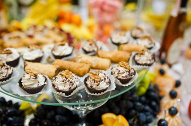 Düğün lezzetli yemek, meyve ve kek içindekiler