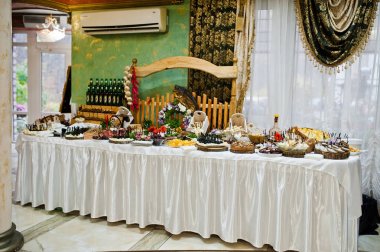Düğün lezzetli yemekleri ile tablosu.