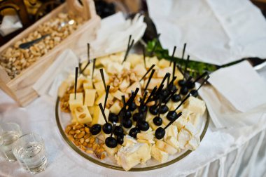 Düğün lezzetli yemek, peynir ve et tablosu.