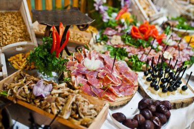 Düğün lezzetli yemek, peynir ve et tablosu.