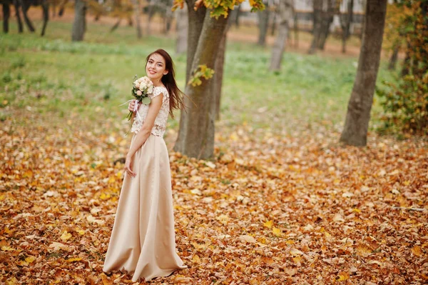 Sorprendentemente dama de honor chica en vestido de oro con ramo en las manos — Foto de Stock