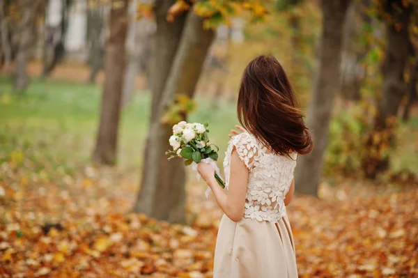 Fille étonnamment demoiselle d'honneur en robe dorée avec bouquet aux mains — Photo