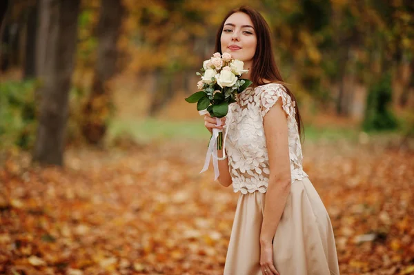 Surpreendentemente menina dama de honra em vestido dourado com buquê às mãos — Fotografia de Stock