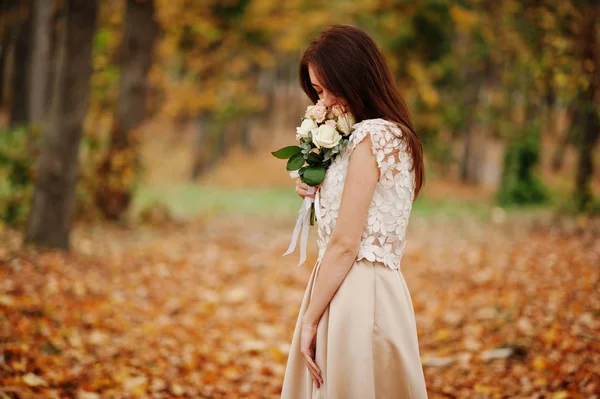 Verbazingwekkend meisje bruidsmeisje in gouden jurk met boeket op handen — Stockfoto