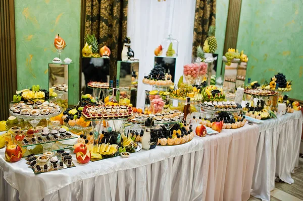 Mesa de recepción de boda con deliciosa comida, frutas y pasteles —  Fotos de Stock