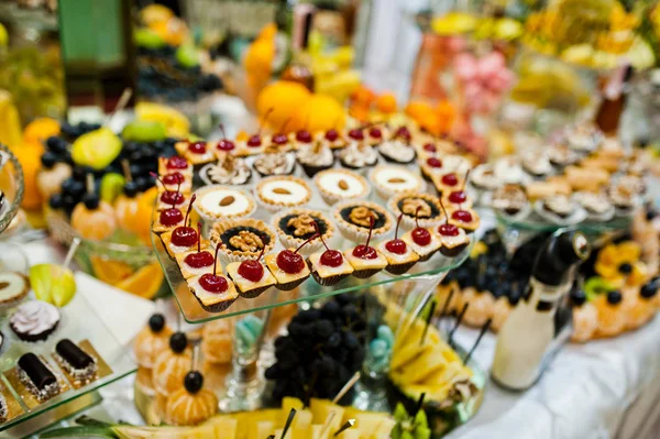 Tabela z przyjęcia weselnego, pyszne jedzenie, owoce i ciasta — Zdjęcie stockowe