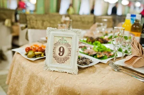 Πίνακα γαμήλια δεξίωση με νόστιμο φαγητό και τον αριθμό 9. — Φωτογραφία Αρχείου