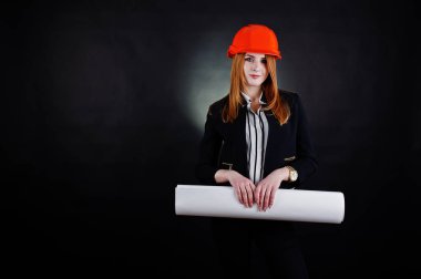 Mühendis kadın turuncu korumak çizim kağıdı ile kask 