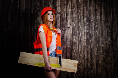 Mühendis kadın turuncu korumak kask ve ceket agai bina