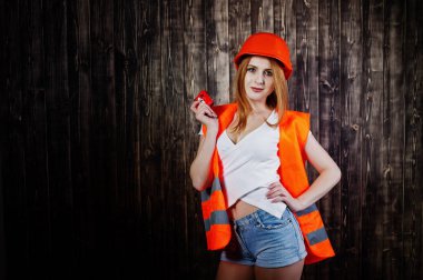 Mühendis kadın turuncu korumak kask ve ceket agai bina