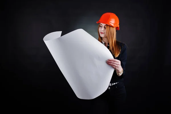 Mujer ingeniera en naranja protege casco con papel de construcción —  Fotos de Stock