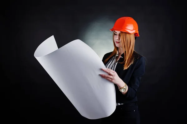 Mujer ingeniera en naranja protege casco con papel de construcción —  Fotos de Stock