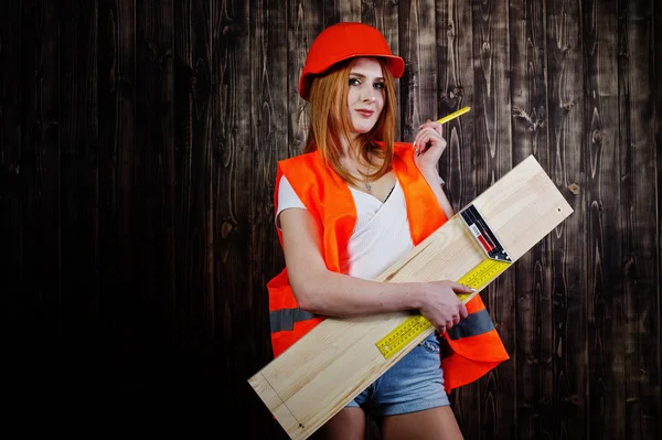 Ingeniera mujer en naranja proteger el casco y la construcción de la chaqueta agai —  Fotos de Stock