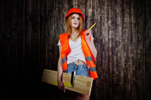 Ingeniera mujer en naranja proteger el casco y la construcción de la chaqueta agai —  Fotos de Stock