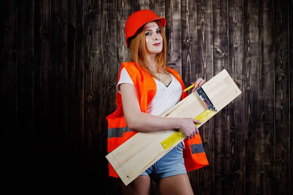 Ingeniera mujer en naranja proteger el casco y la construcción de la chaqueta agai —  Fotos de Stock