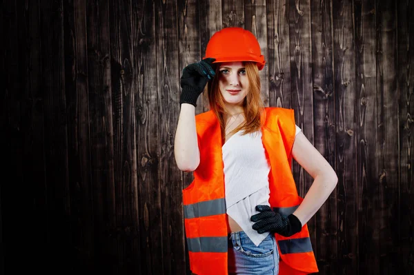 Ingeniera mujer en naranja proteger el casco y la construcción de la chaqueta agai —  Fotos de Stock