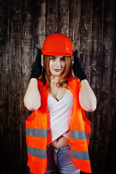 Ingeniera mujer en naranja proteger el casco y la construcción de la chaqueta agai —  Fotos de Stock