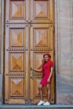 Şirin ve ince Afro-Amerikan kız dreadlocks ile Kırmızı elbiseli