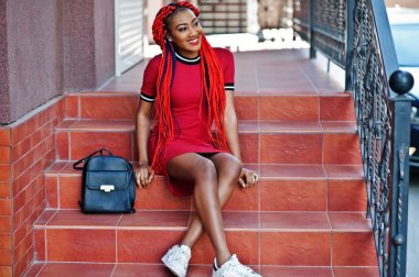 Şirin ve ince Afro-Amerikan kız dreadlocks ile Kırmızı elbiseli