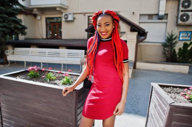 Şirin ve ince Afro-Amerikan kız dreadlocks ile Kırmızı elbiseli