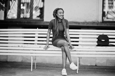 Şirin ve ince Afro-Amerikan kız dreadlocks ile Kırmızı elbiseli