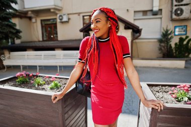 Şirin ve ince Afro-Amerikan kız dreadlocks ile Kırmızı elbiseli