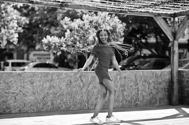 Şirin ve ince Afro-Amerikan kız dreadlocks ile Kırmızı elbiseli