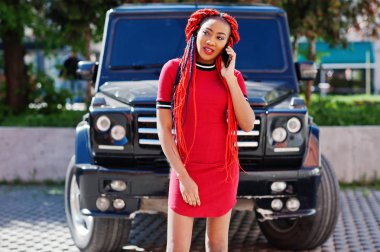 Şirin ve ince Afro-Amerikan kız dreadlocks ile Kırmızı elbiseli