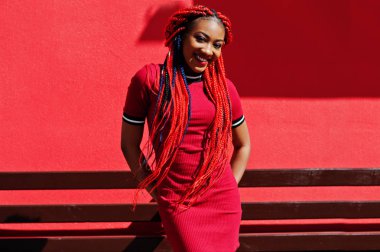 Şirin ve ince Afro-Amerikan kız dreadlocks ile Kırmızı elbiseli