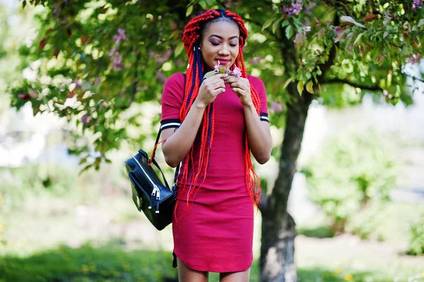 Mignon et mince afro-américaine fille en robe rouge avec dreadlocks — Photo