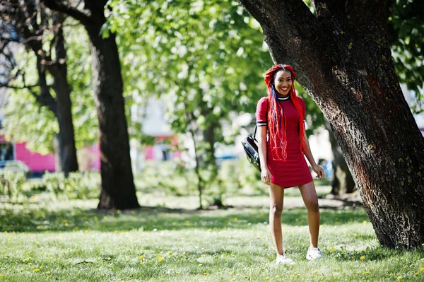 Aranyos és karcsú afroamerikai lány piros ruhás raszta — Stock Fotó