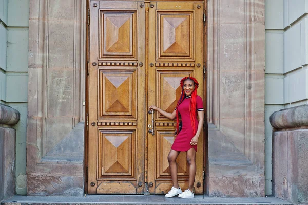 Söt och smal afroamerikanska flicka i röd klänning med dreadlocks — Stockfoto