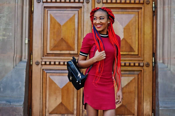 Милая и стройная африканская американка в красном платье с дредами — стоковое фото