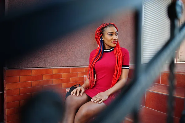 Menina afro-americana bonito e magro em vestido vermelho com dreadlocks — Fotografia de Stock