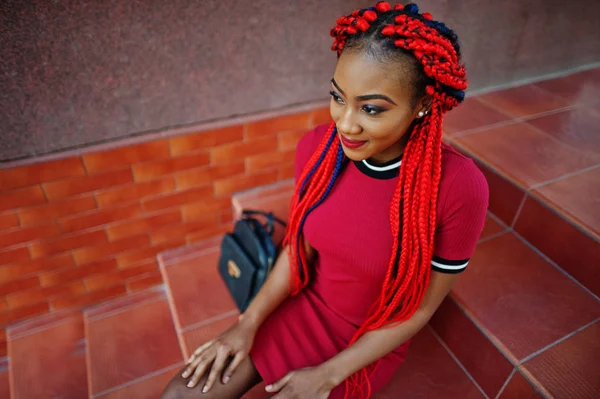 Λεπτό και χαριτωμένο αφρικανική αμερικανική κορίτσι με κόκκινο φόρεμα με dreadlocks — Φωτογραφία Αρχείου