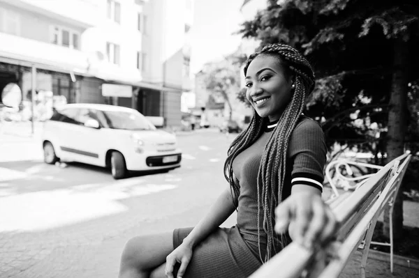 Menina afro-americana bonito e magro em vestido vermelho com dreadlocks — Fotografia de Stock