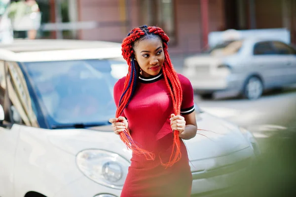 Милая и стройная африканская американка в красном платье с дредами — стоковое фото
