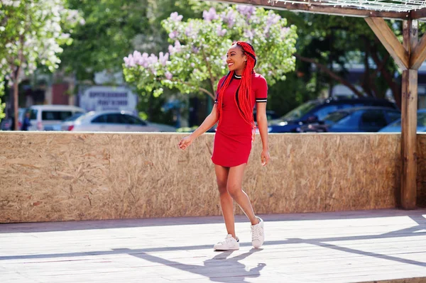 Милий і тонкий афро-американських дівчина в червоній сукні з дреди — стокове фото