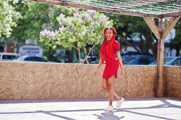 Mignon et mince afro-américaine fille en robe rouge avec dreadlocks — Photo