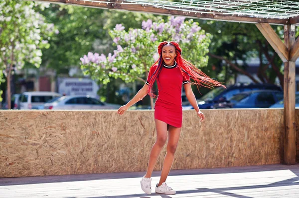 Mignon et mince afro-américaine fille en robe rouge avec dreadlocks — Photo