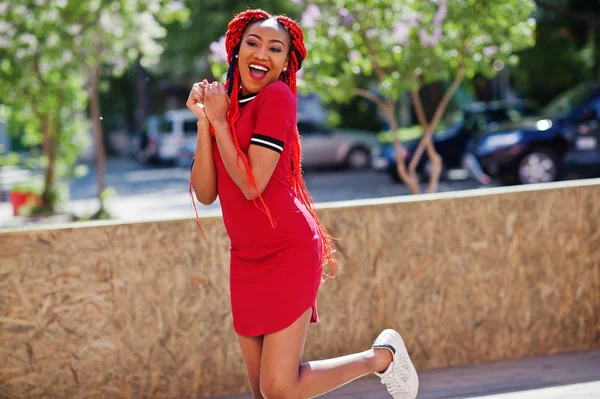 Şirin ve ince Afro-Amerikan kız dreadlocks ile Kırmızı elbiseli — Stok fotoğraf